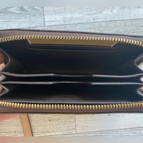 Michael Kors Signature Jet Set Travel Continental Wallet in Brown - Picture 6 of 10